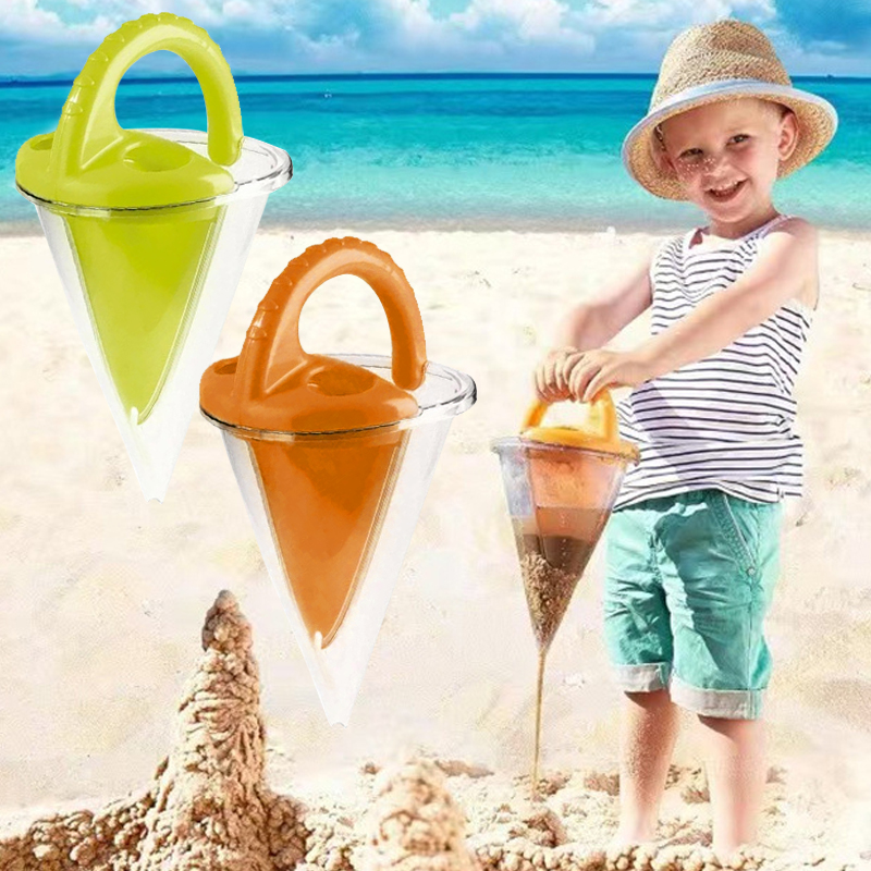 Kids Outdoor Equipment - Dzieci na plaży myślą o zabawie